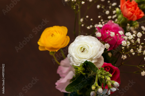カラフルなバラの花を含む美しい花束 © 木村　亨