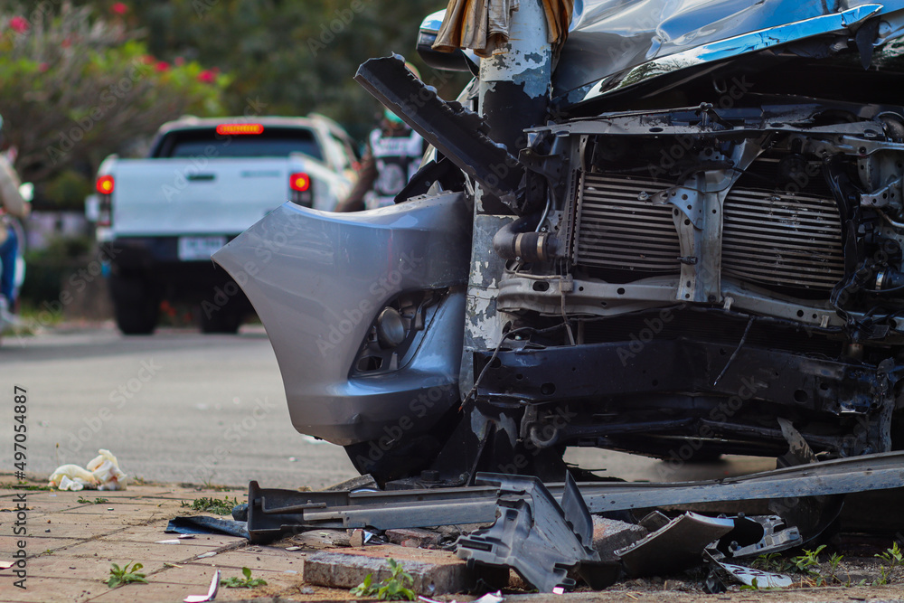 Accident, a pickup truck collided with a pickup truck and lost control ...