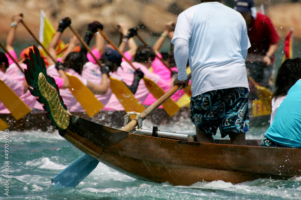 Obraz premium steering a dragon boat in a race