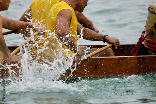 Fotografiet paddling a dragon boat