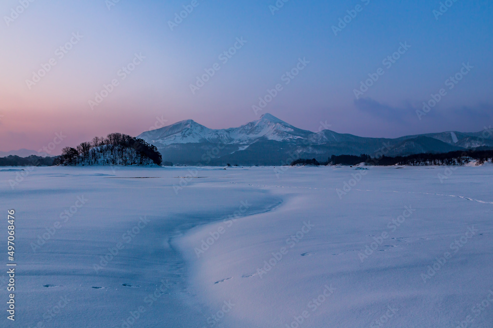 氷結の檜原湖から夜明けの磐梯山