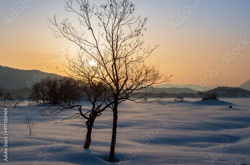 春の檜原湖から雪原の日の出 © Umibozze