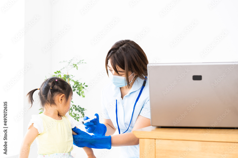 小児科のクリニックで治療を受ける女の子