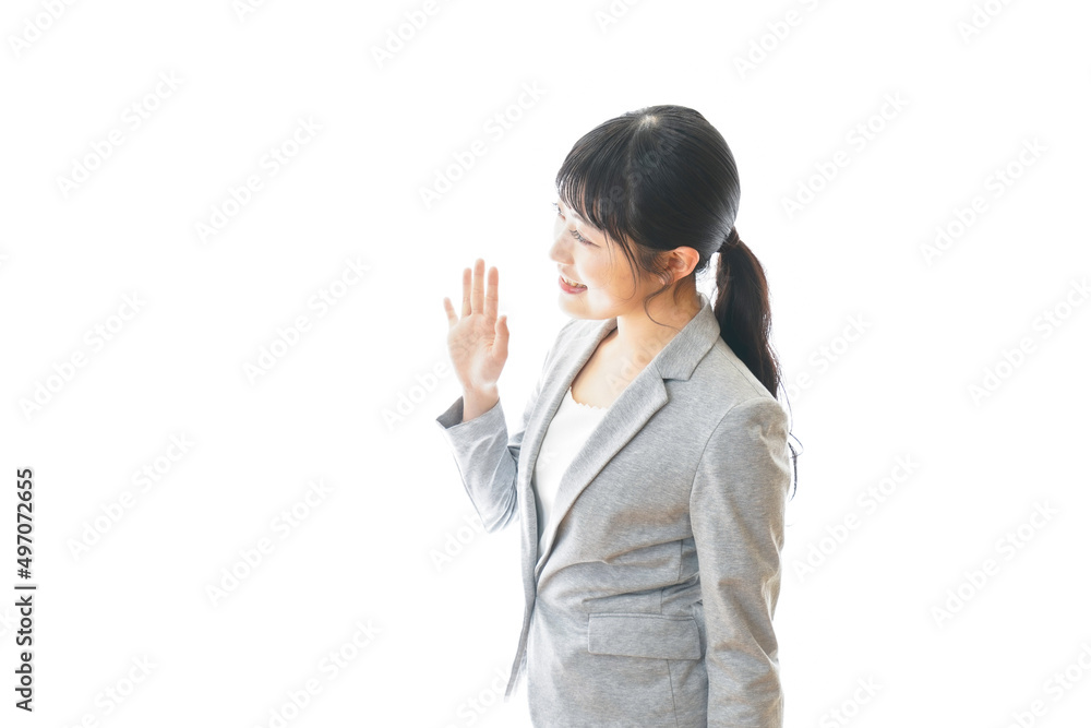 おすすめを指差す笑顔のビジネスウーマン