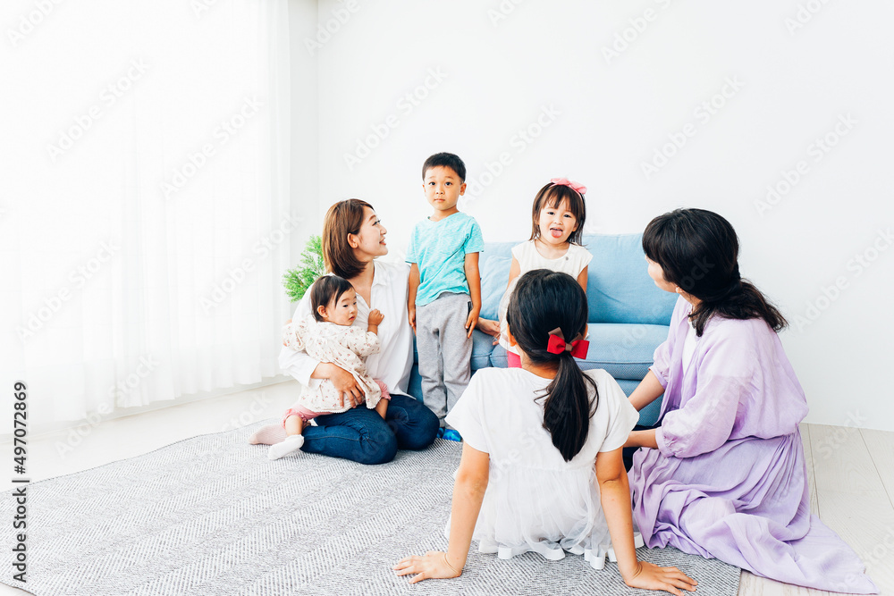 Fototapeta premium お家に集まって楽しむママ友と子どもたち