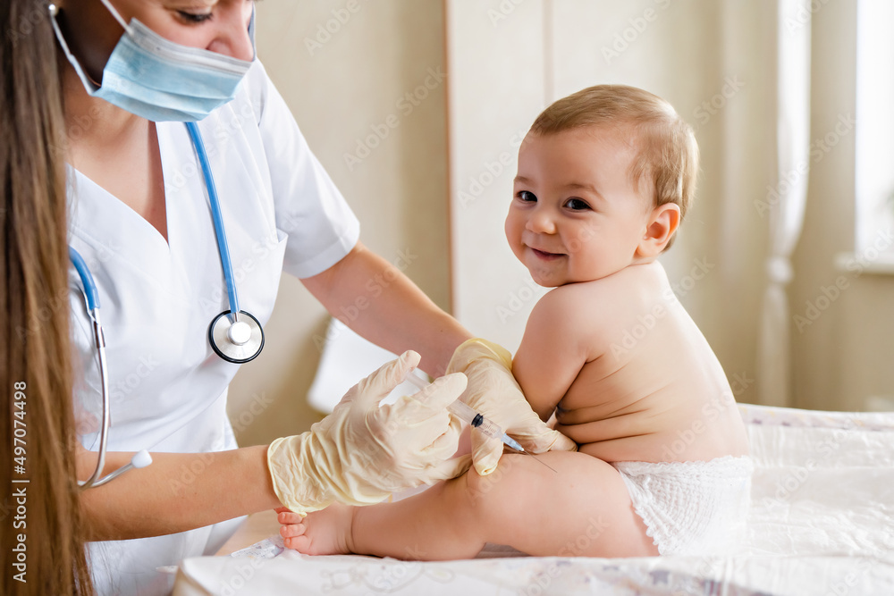 L'enfant Joue Au Médecin. La Fille Fait Une Piqûre à Un Jouet Image stock -  Image du injection, soin: 209792635
