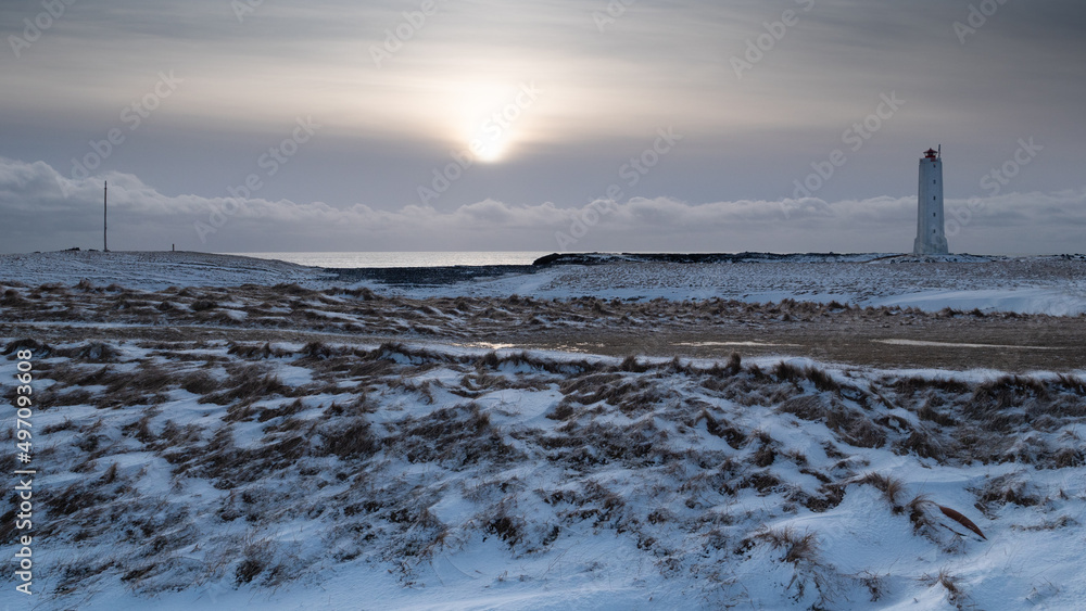 Fototapeta premium Leuchtturm im winterlichen Abendlicht