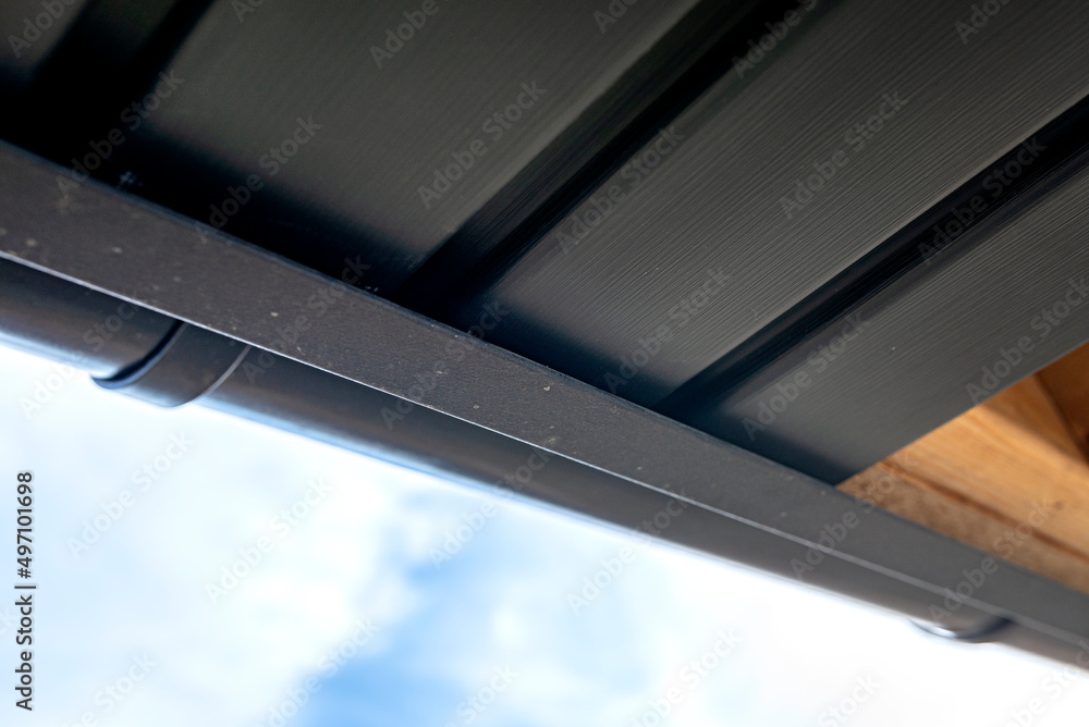 The soffit is fixed to the trusses and to the end of the trusses covered with sheet metal. The soffit is fixed to the trusses and to the end of the trusses covered with sheet metal.