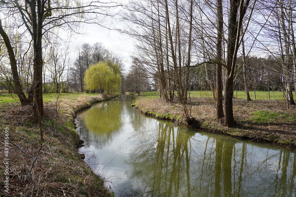 Ein Wasserlauf im Spreewald fliesst durch die Stadt Burg Ein Wasserlauf im Spreewald fliesst durch die Stadt Burg
