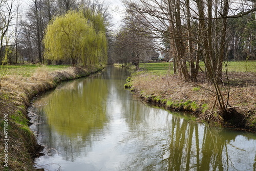 Ein Wasserlauf im Spreewald fliesst durch die Stadt Burg
