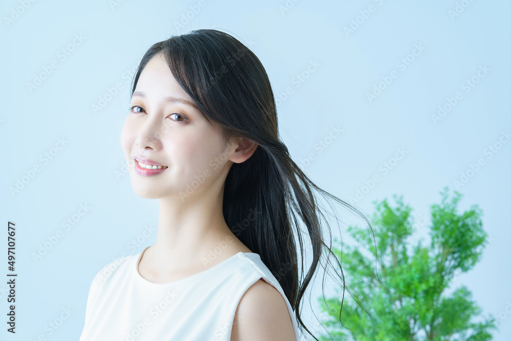 髪がなびいて笑顔の若い女性 髪がなびいて笑顔の若い女性