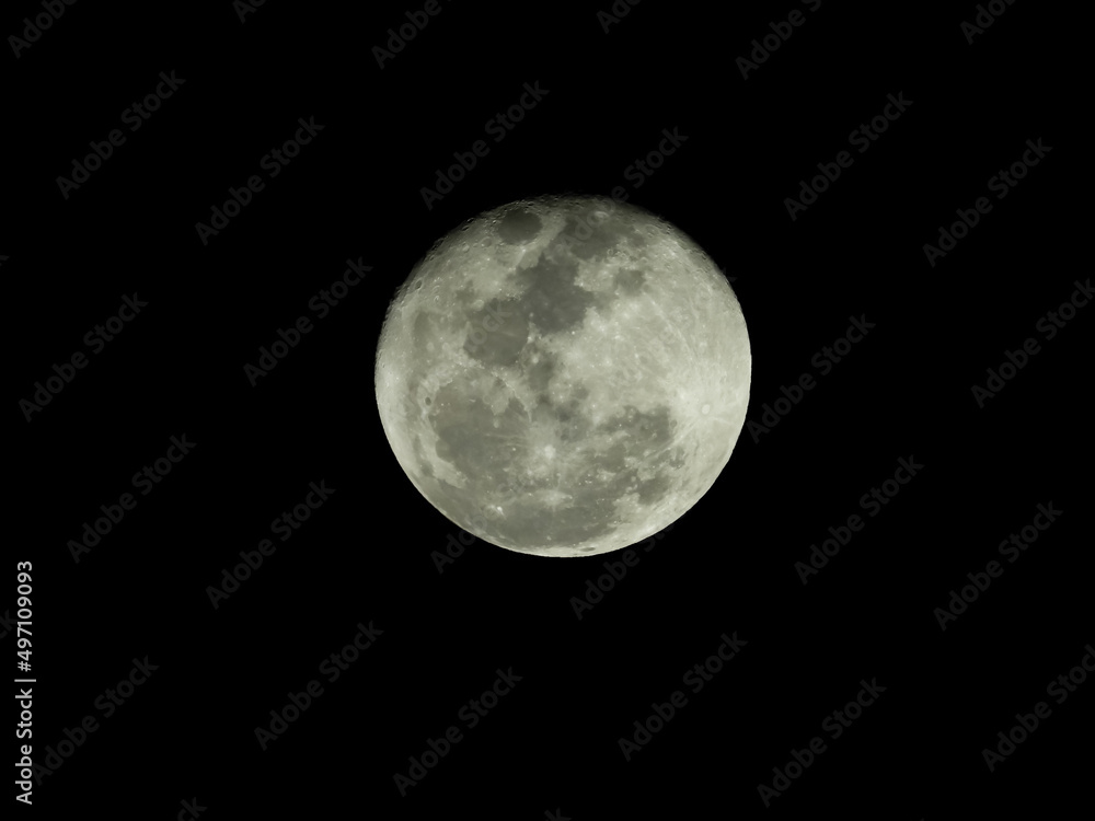 Obraz premium Full moon over a black sky