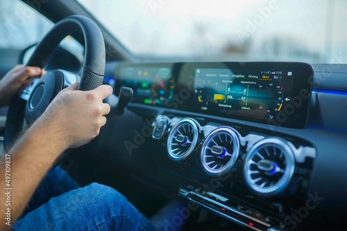 Mann steuert Auto