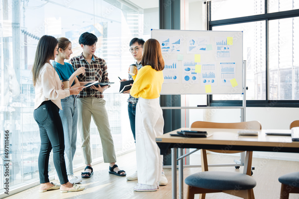 Naklejka premium Successful business people present analytics reports while working with colleagues in the modern office.