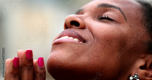 Canvas Print Woman praying with eyes closed, african black woman meditating