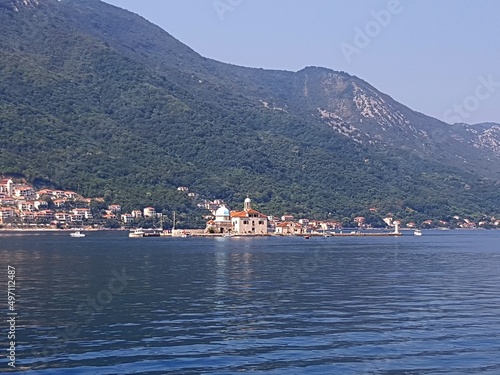 Perast  les   lots de Notre-Dame des r  cifs et Monast  re Saint-Georges  Mont  n  gro