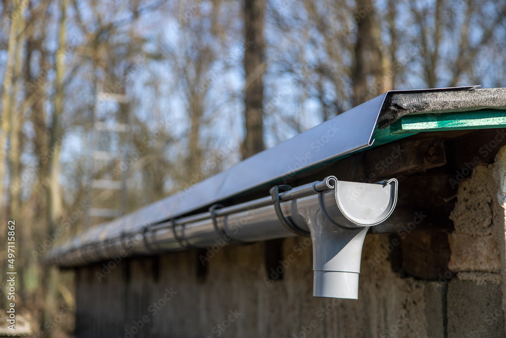 Dachrinne Regenrinne mit Traufblech neu montiert StockFoto Adobe Stock
