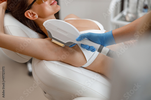 Cuadro en lienzo Armpit hair photo epilation procedure with ipl machine in a beauty salon
