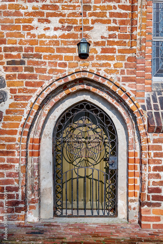 Gittertür mit eingelassenem Tauben-Ornament am südliches Seitenportal der denkmalgeschützten Kirche von Koserow auf Usedom