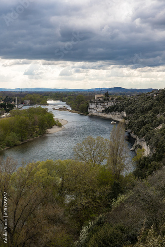 Vue sur la rivière Ardèche et le village de Saint-Martin-d'Ardèche depuis la rive côté Aiguèze (Occitanie, France)