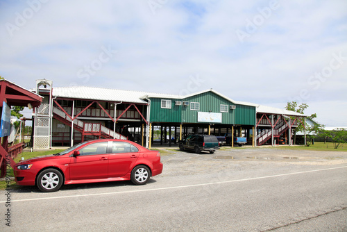 Schutz vor Sturmfluten in Louisiana. Grand Caillou Road, Boudreaux, Louisiana, USA -- Protection from storm surges in Louisiana. Grand Caillou Rd, Boudreaux, Louisiana, USA 