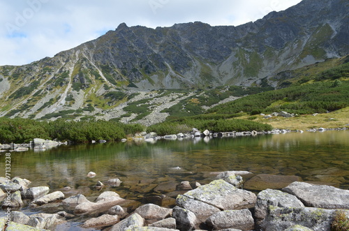 Fototapeta Naklejka Na Ścianę i Meble -  Tatry, Dolina Pięciu Stawów Polskich, nad stawem we wrześniu