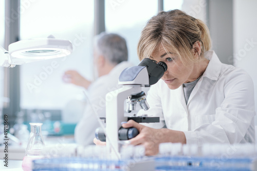 Fotografie Medical researcher working in the lab