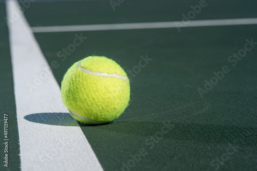 tennis ball on court © Layn