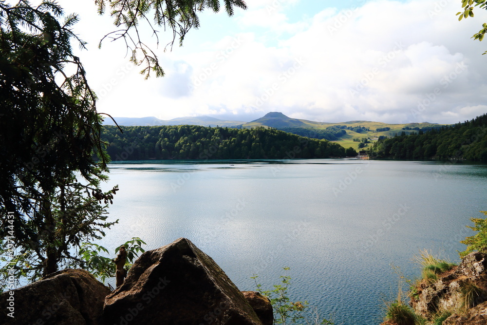 Le lac Pavin dans le massif du Sancy en Auvergne