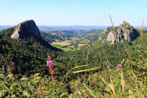 Obraz na płótnie Les Roches Tuilière et Sanadoire, anciens volcans d'Auvergne w salonie