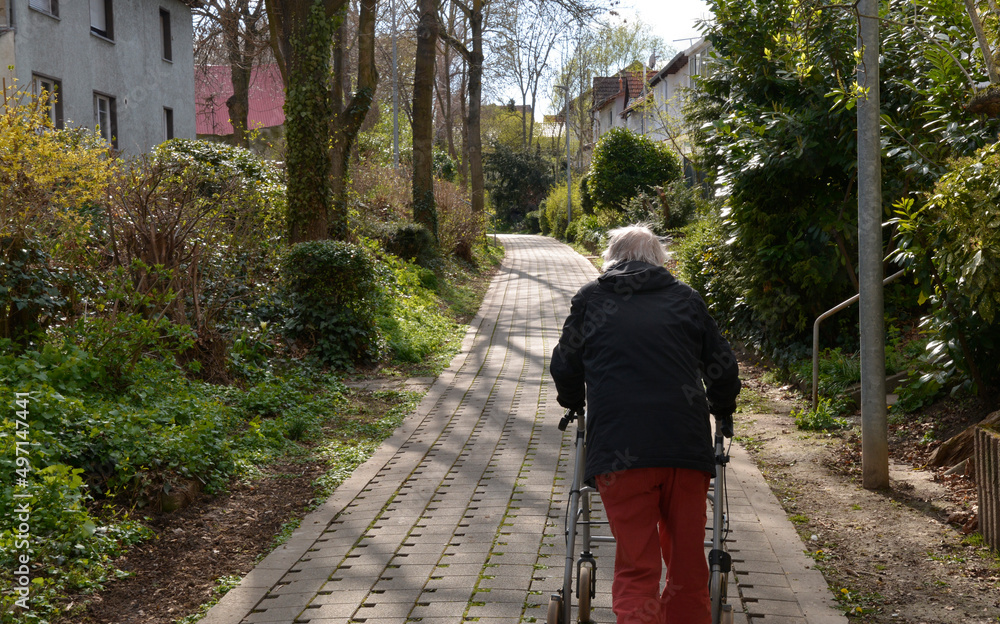 frau mit rollator unterwegs