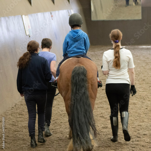 Obraz na płótnie group of people on horse at a riding school w salonie