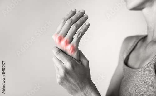 Photographie Woman suffering from pain in hands and fingers, arthritis inflammation