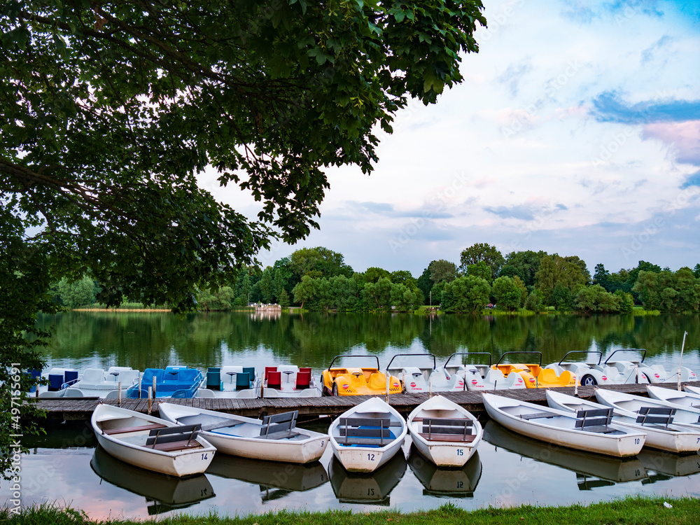 Obraz premium Rowing boats and pedal boats for rent at the landing stage in the lake