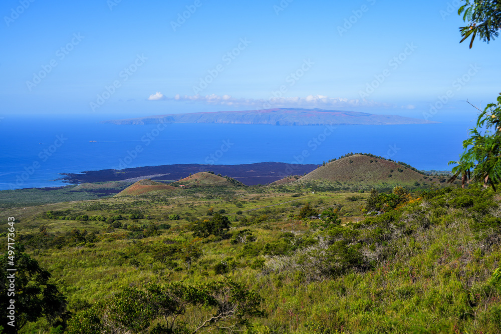 Obraz premium Volcanic crater in front of the Ahihi-Kinau Natural Area Reserve lava fields next to the Pacific Ocean on Maui island, Hawaii - View on Kaho'olawe Island