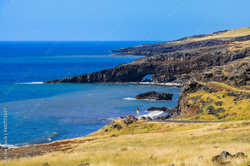 Obraz premium Manawainui Sea Cave on the Piilani Highway in the southeast of Maui island in Hawaii - Natural arch on the slopes of the Haleakala volcano above the Pacific Ocean
