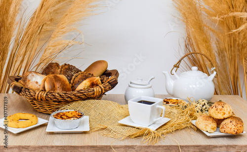 Cafetería coffe and bread, canasta con empanadas, cuñapes, marraquetas, panes y sonso. photo