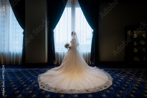 窓際に佇む結婚式の花嫁