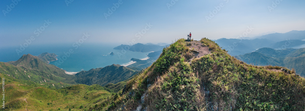 Φωτογραφία Panorama Aerial view of Man at the peak of mountain, Sai Kung