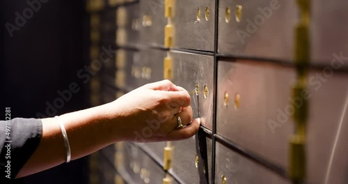 The safe deposit box in the bank vault is opened by the employee and the customer with the two keys.
The client takes out the safe to be able to extract the money and jewelry that are stored.
Security