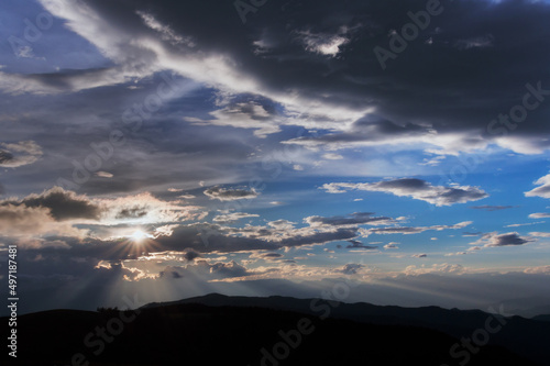 北アルプスに沈む太陽と雲からの光芒