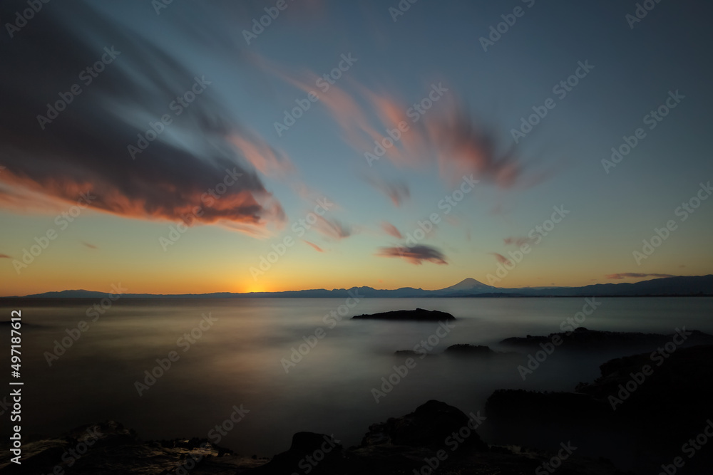 江ノ島から見るマジックアワーと富士山と流れる雲