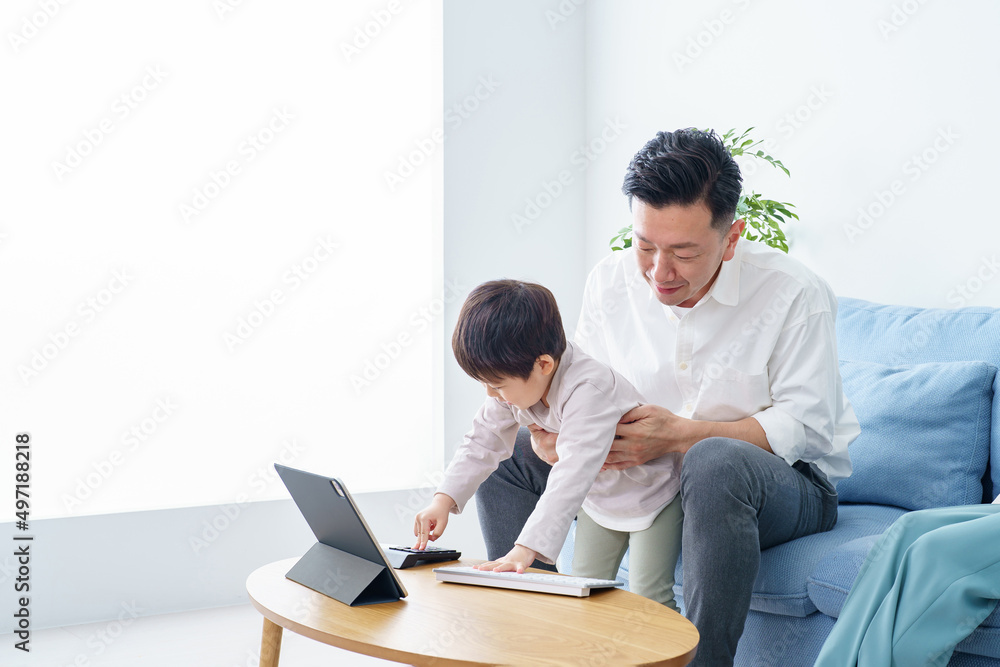 A child who disturbs his father who teleworks A child who disturbs his father who teleworks
