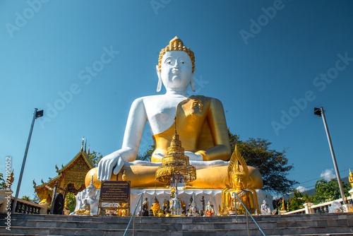 Wat Phrathat Doi Kham, Buddha pagoda and golden chedi in Chiang Mai, Thailand © pierrick