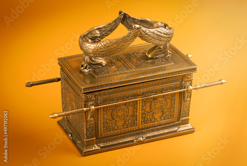 Fototapete Ark of the Covenant on a Dramatic Gold Background