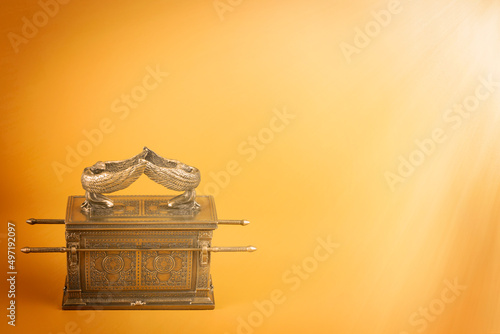 Fotografia Ark of the Covenant on a Dramatic Gold Background