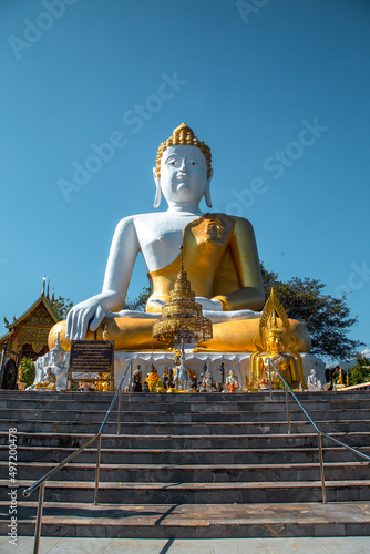 Wat Phrathat Doi Kham, Buddha pagoda and golden chedi in Chiang Mai, Thailand © pierrick