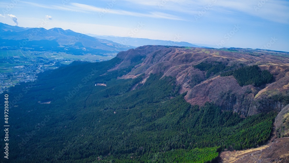 Fototapeta premium 大観峰から見る外輪山(ドローン空撮)