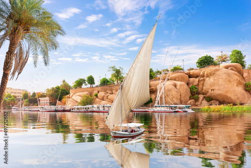 Obraz na płótnie The Nile and Sailboats in front of Traditional buildings of Aswan, Egypt w salonie