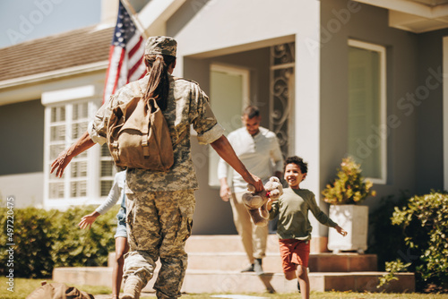 Foto Female soldier reuniting with her family at home
